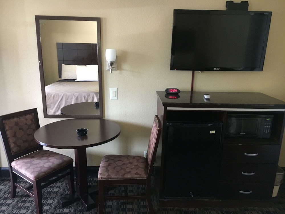 Del Amo Inn - photo 25