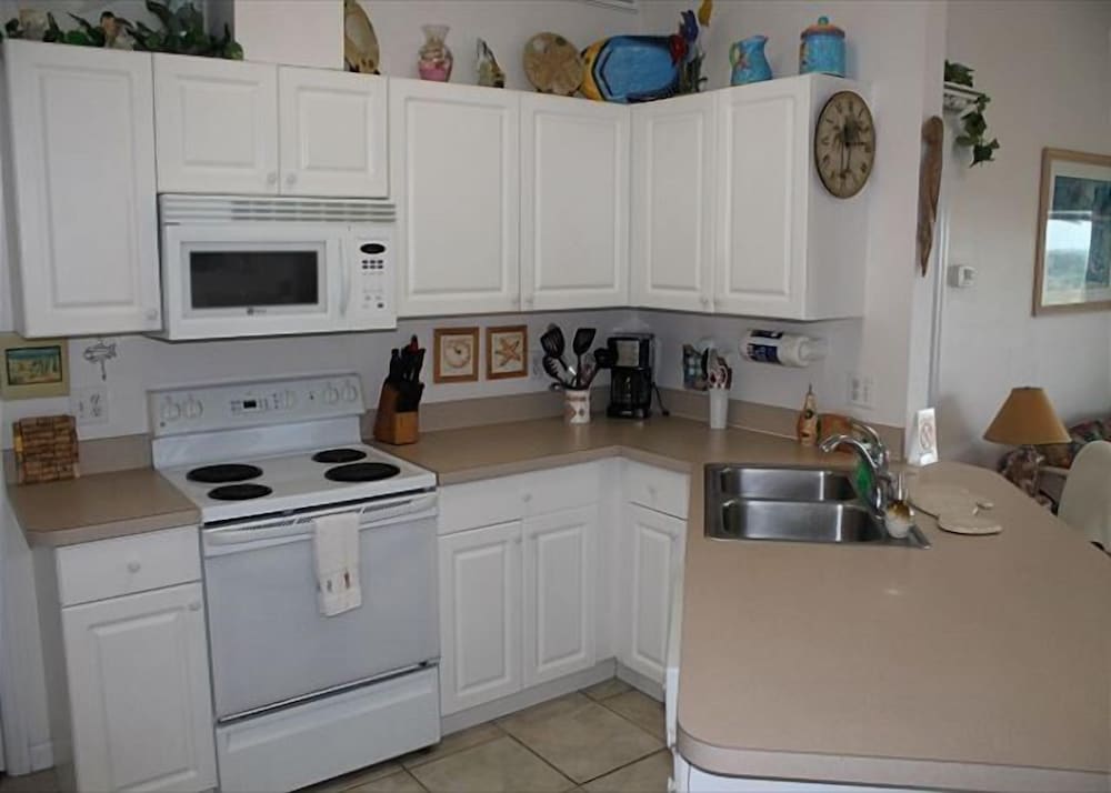 Pet Friendly Oceanfront 3 Bed 2 Bath Ocean Paradise - photo 11
