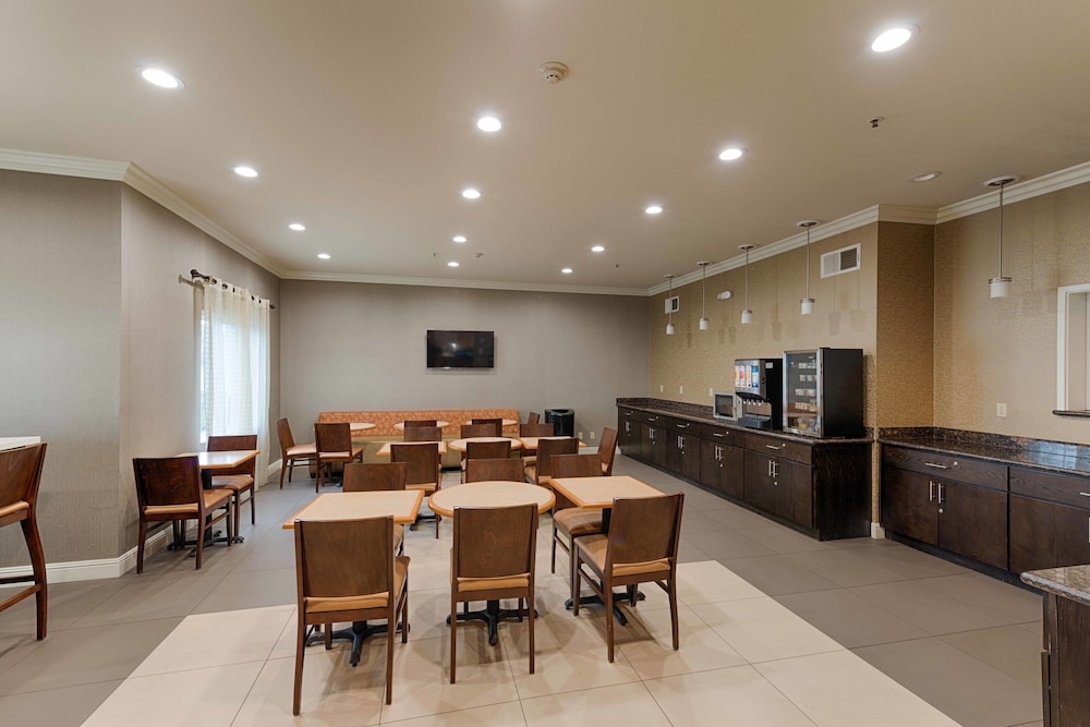 Best Western Plus Delta Inn & Suites - photo 22