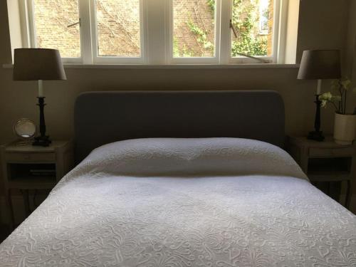 Luxury Bright & Quiet Flat Chelsea Earls Court — 4-Star Luxury Hotel in London, United Kingdom