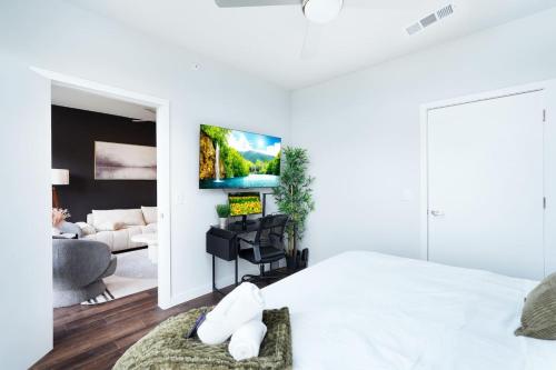 Cozy 1BR w Parking & Pool Near Rvrwlk & Conv Ctr — 4-Star Luxury Hotel in San Antonio, United States