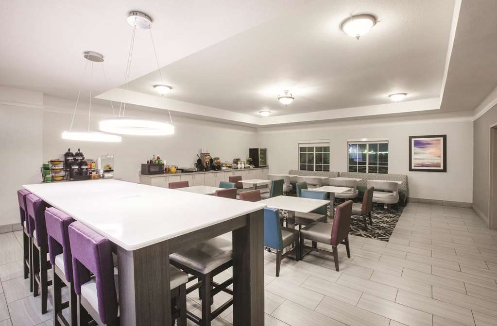 La Quinta Inn & Suites by Wyndham Mansfield TX - photo 28