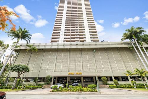 Royal Kuhio 2302 Spacious Studio with Stunning Mountain Views in the Heart of Waikiki in Honolulu, United States