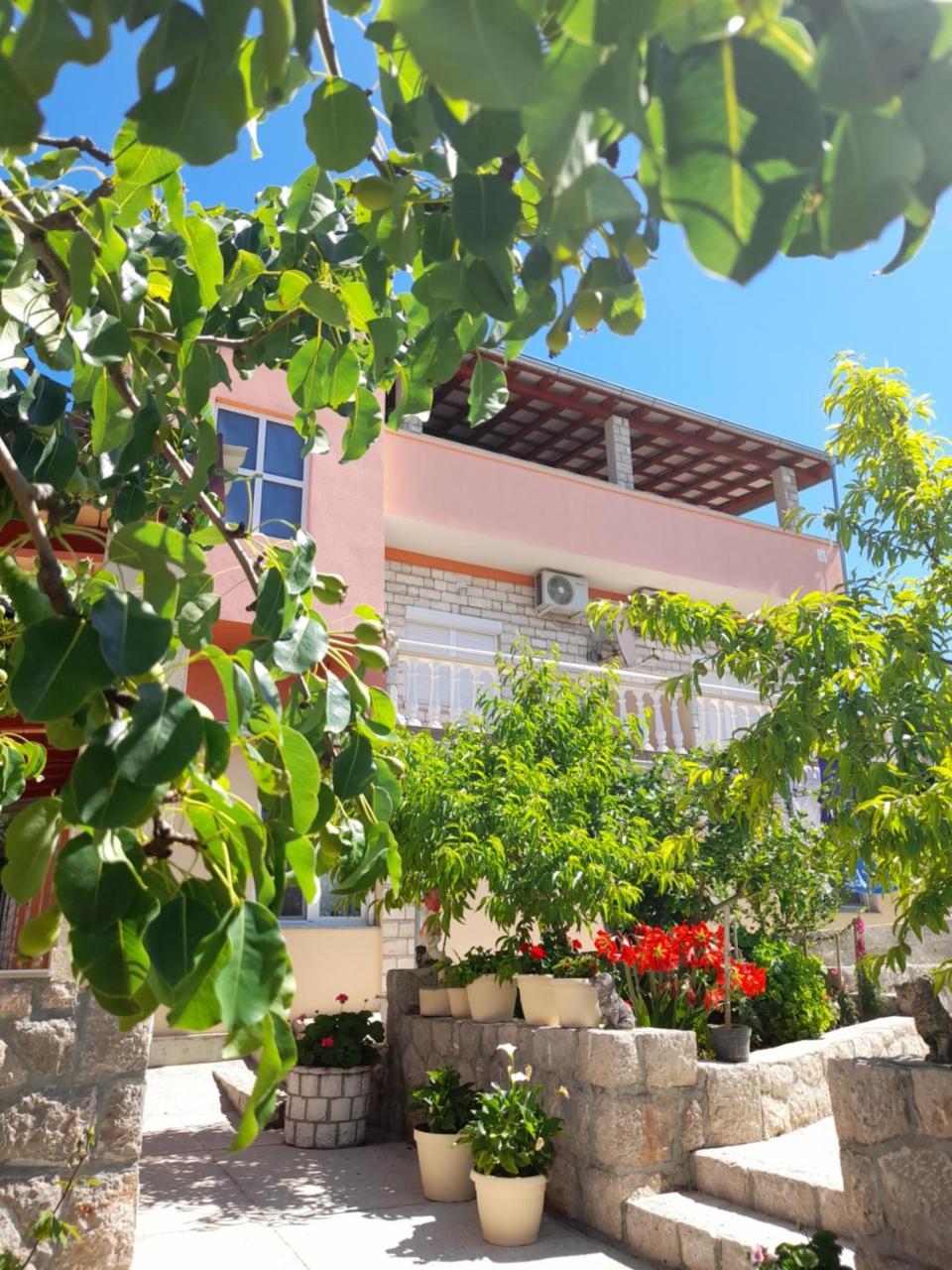 Apartmani Tomic in Starigrad, Croatia
