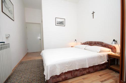 Rooms with a swimming pool Preko Ugljan 8180 in Preko, Croatia