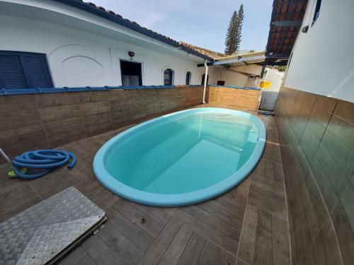 0005.03 Maranduba Chalé 2 Dorm 6 Pessoas Ar condicionado 3 Quadras Do Mar Piscina Coletiva WIFI Ar Condicionado in Ubatuba, Brasil