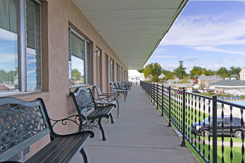 Half Moon Motel & Cottages - photo 41
