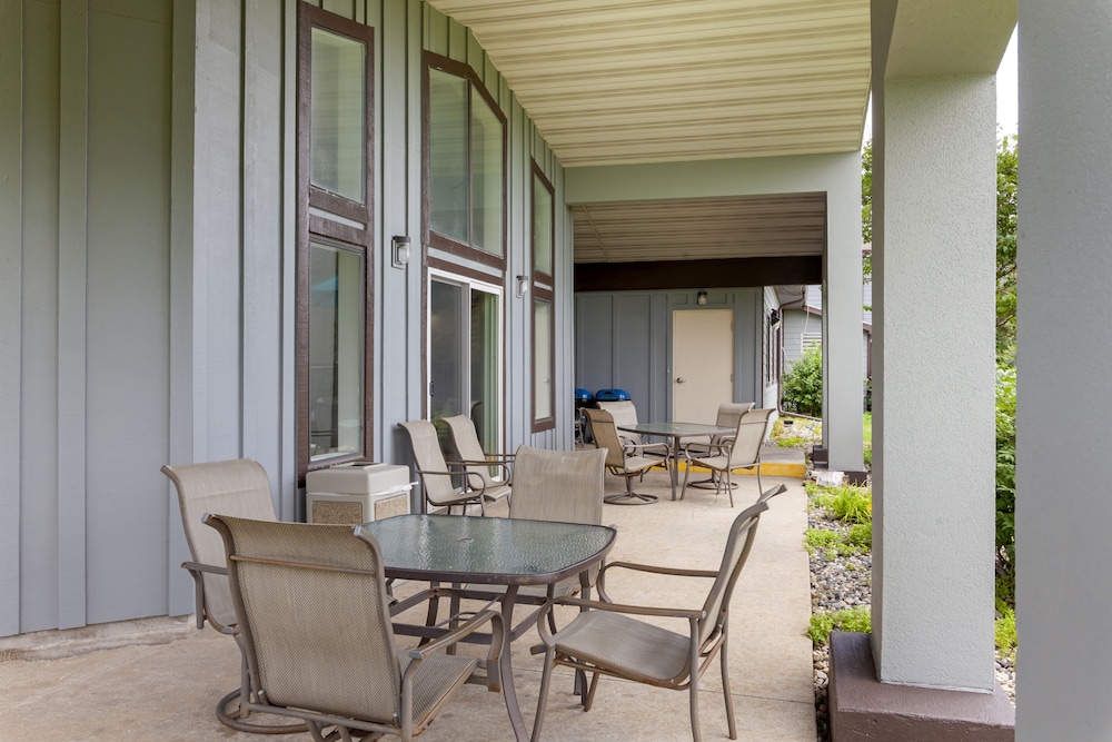 Red Roof Inn & Suites Tomah - photo 42
