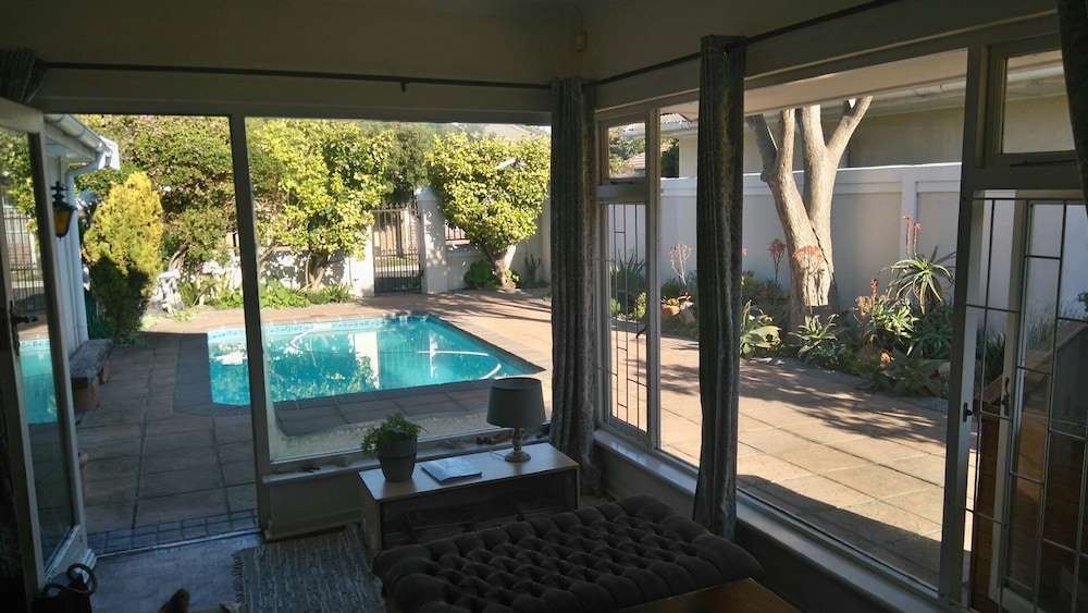 Lakeside Rest - last minute hotel in Cape Town