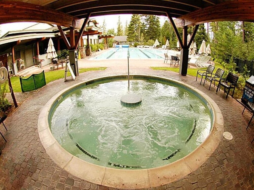 Northstar Throwback Townhome - carbon neutral hotel in Truckee