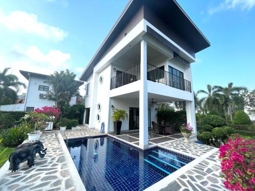 Seabreeze Villa — 4-Star Luxury Hotel in Rayong, Thailand