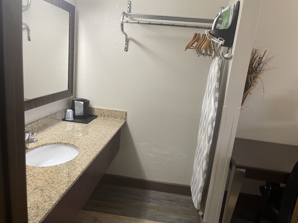 Royal Inn & Suites - photo 18