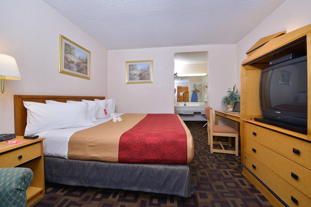 Econo Lodge Bellmawr - photo 14