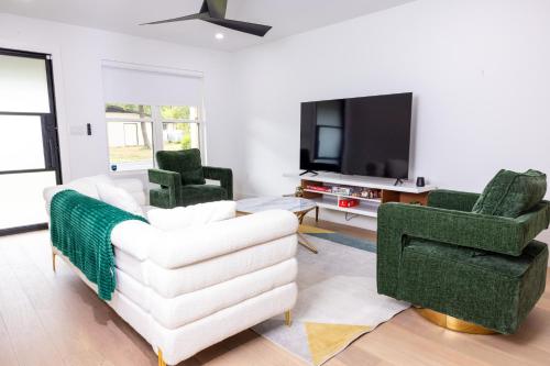 Luxe Retreat Modern Gem with Private Backyard Oasis — Austin — photo 3