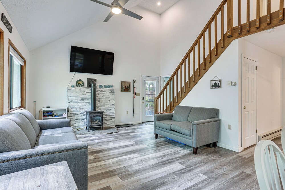 Screened Porch and Deck Pet Friendly Poconos Escape — hotel in Hawley