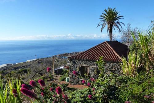 Casita En El Campo Con Vista Al Oceano — hotel in Tijarafe