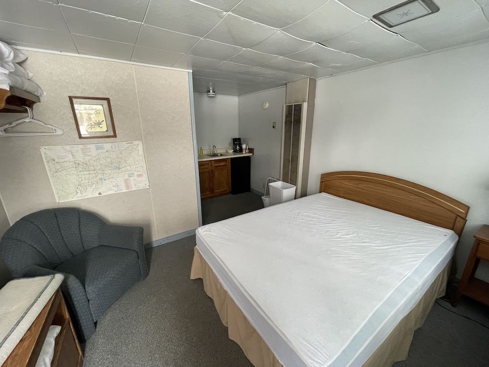Autrain Motel — Munising