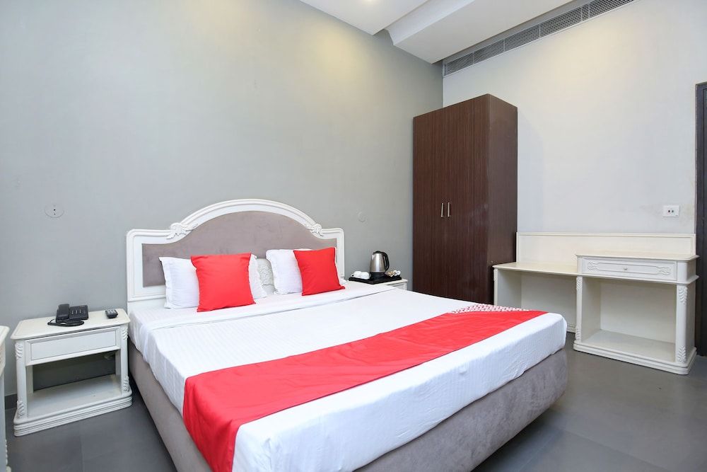OYO 23498 Hotel Jane Royale