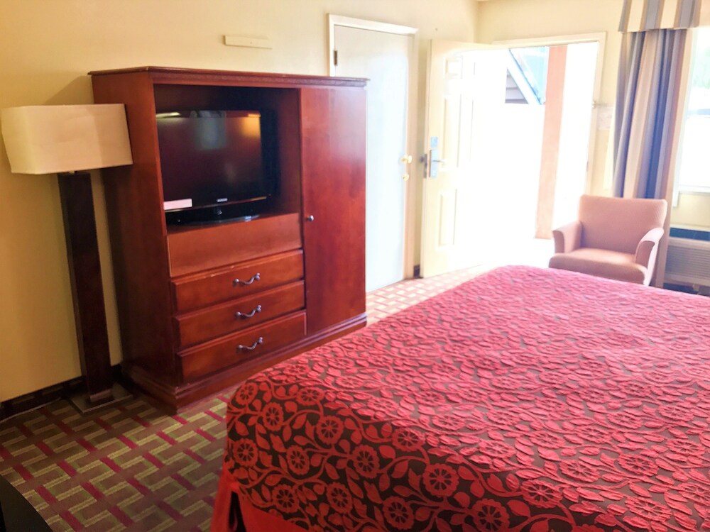 Days Inn by Wyndham East Albuquerque - photo 11