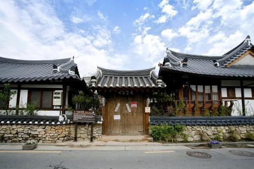 Jeonju Hanok Ihwa Gotaek Banchayougi Josik in Jeonju, South Korea