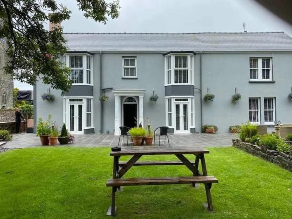 OYO Lamphey Hall Hotel in Pembroke, United Kingdom