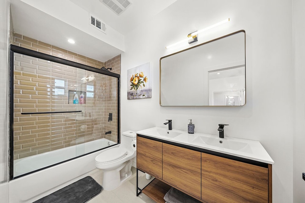 Downtown LA Stylish Bedrooms - photo 34