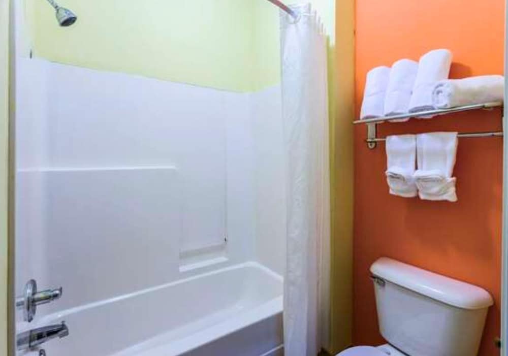 Rock Island Inn & Suites Streator IL - photo 37