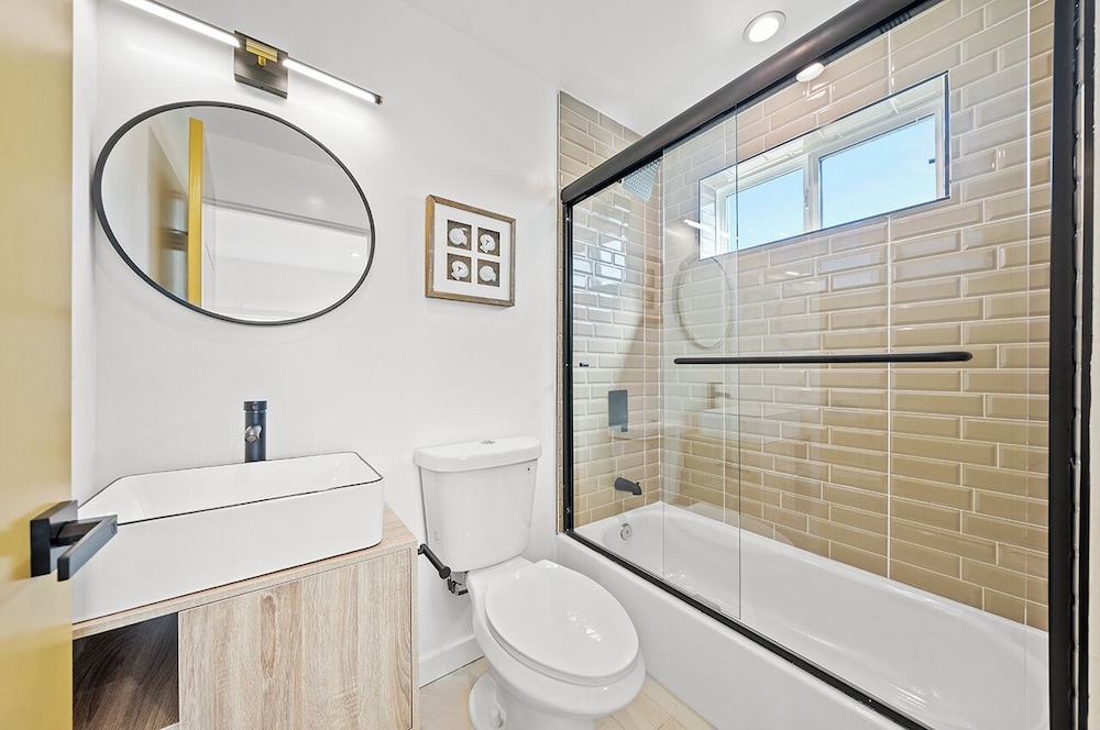 Downtown LA Stylish Bedrooms - photo 36