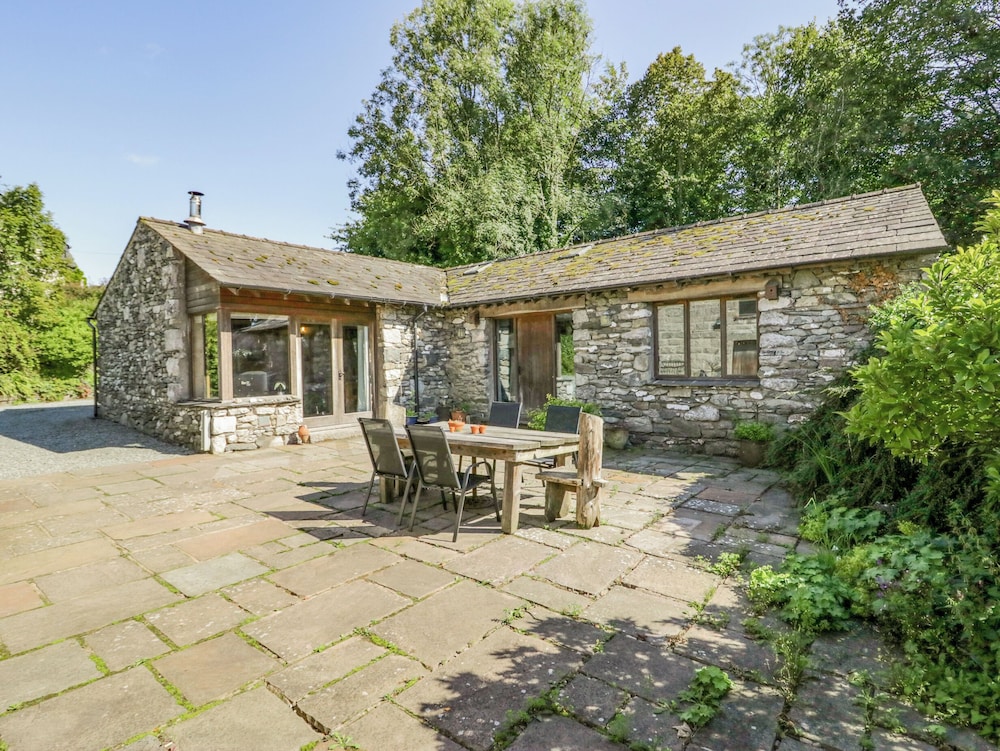 Egg Pudding Stone - carbon neutral hotel in Unknown City
