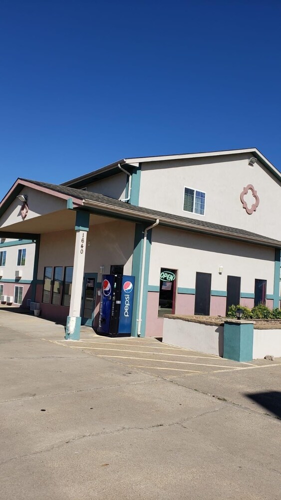 Value Inn & Suites - photo 17