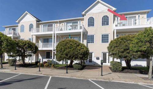 Family Friendly Beach Block Ocean View 3 BR 2 BA Condo near Wildwood Crest and Convention Center — 4-Star Luxury Hotel in Wildwood, United States