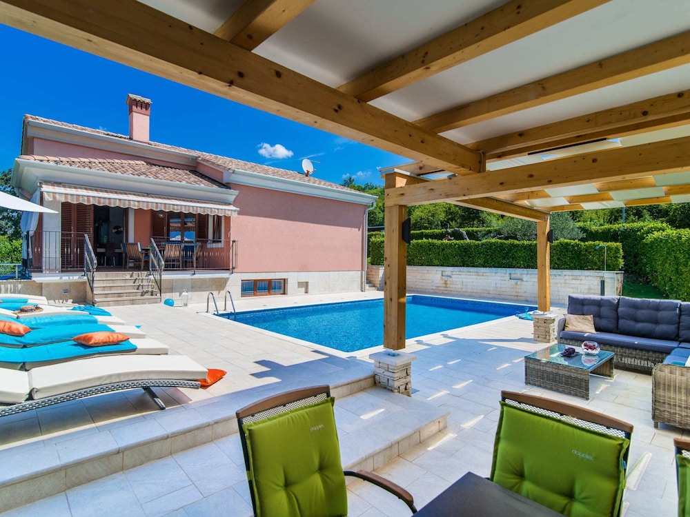Villa Maklavun by Kompas Villas — 4-Star Luxury Hotel in Kanfanar, Croatia