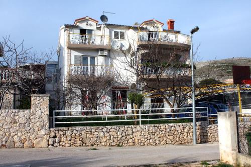Tiny Des Reves - carbon neutral hotel in Unknown City