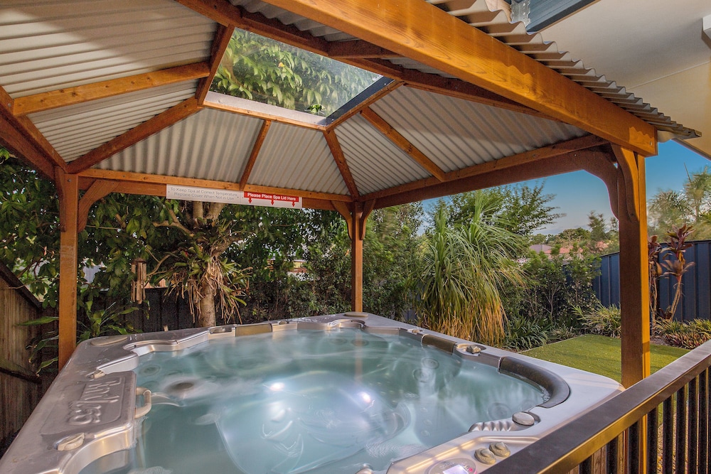Anaheim Holiday Houses — 4-Star Luxury Hotel in Upper Coomera, Australia