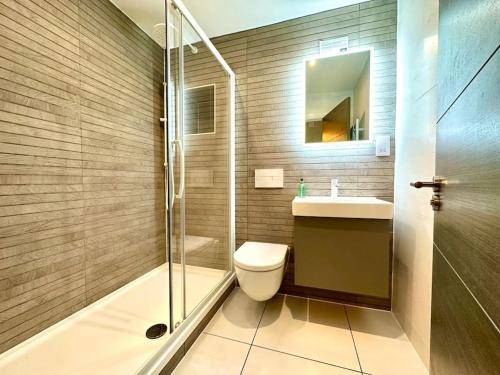 Chic Modern Apartment Suite Free Parking & WiFi 1 Minute walk to Poole Quay Great Location Free Parking Fast WiFi Smart TV Newly decorated sleeps up to 2 Close to Poole & Bournemouth & Sandbanks — 4-Star Luxury Hotel in Poole, United Kingdom