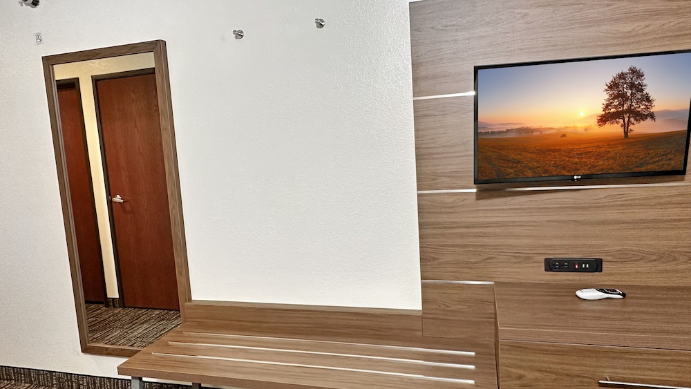 Estherville Hotel & Suites - photo 8