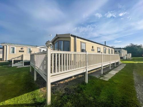 Caravan With Decking Within Walking Distance To Hunstanton Beach Ref 23054S in Hunstanton, United Kingdom
