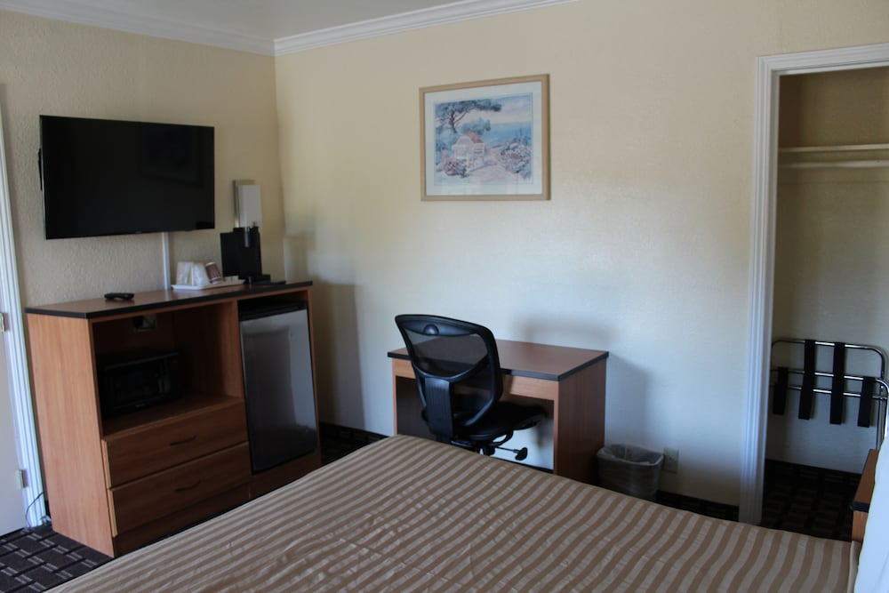 Riverside Inn & Suites Santa Cruz - photo 13