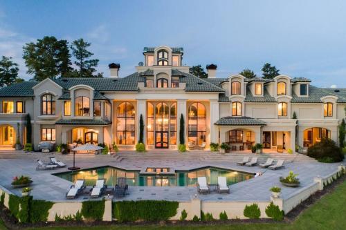 Lakeside Grande Villa — 4-Star Luxury Hotel in Alexander, United States