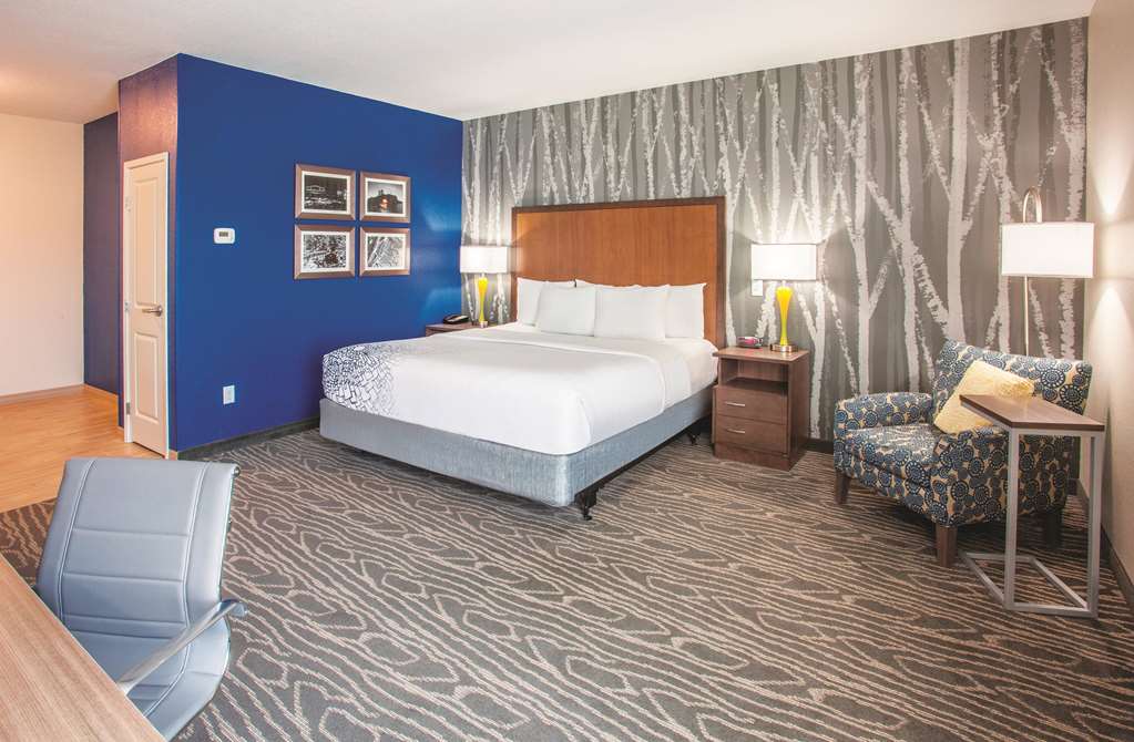 La Quinta Inn & Suites by Wyndham Duluth - photo 17