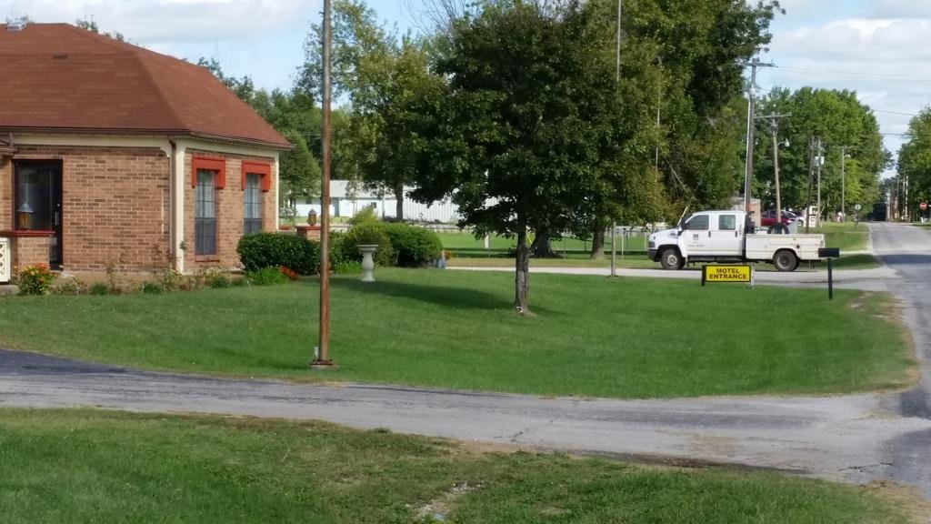 Land of Ahs Motor Inn in Erie, United States