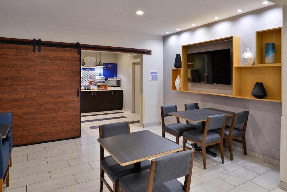 Holiday Inn Express Suites Farmington - photo 59