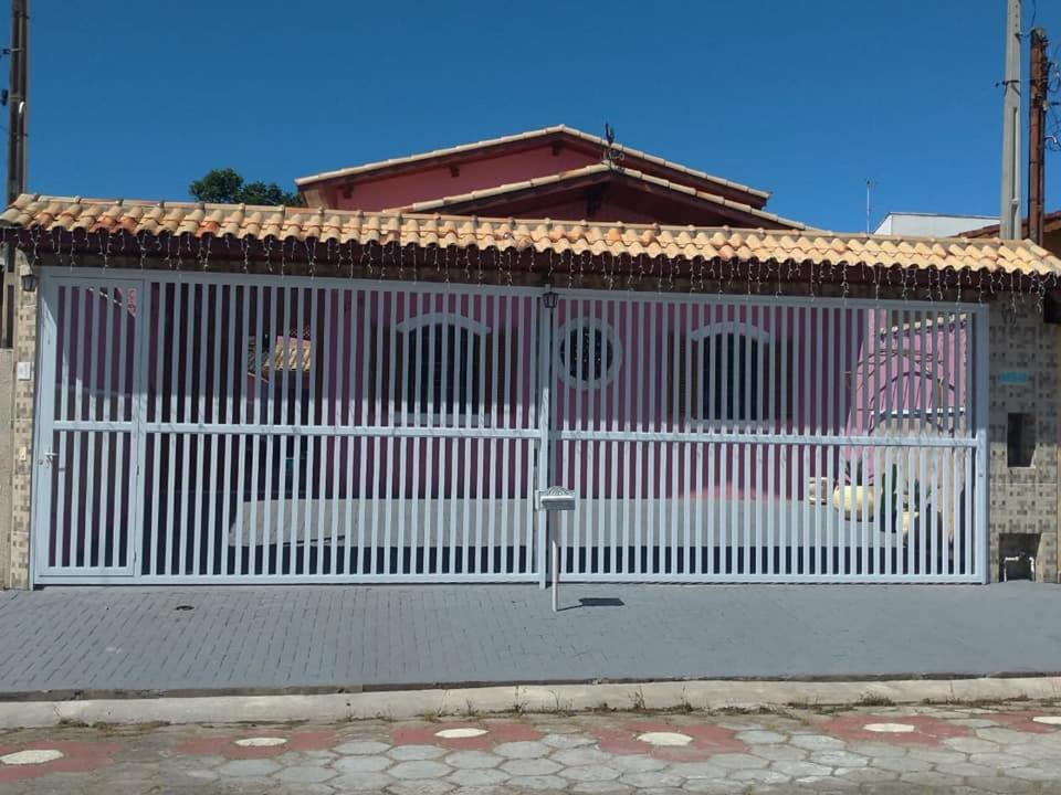Casa Rosa de Peruibe Casa de Temporada 3 Dormitorios 10 Hospedes Piscina Wi Fi Netflix 800 Metros Da Praia — 4-Star Luxury Hotel in Peruibe, Brasil