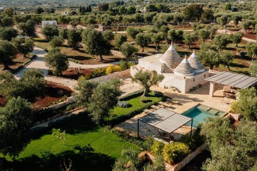 Trullo e Lamia Luxury Villa Borgo Cinera — 4-Star Luxury Hotel in Ostuni, Italy