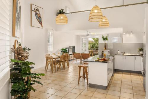 Spacious Seaside Oasis on Dicky Beach — 4-Star Luxury Hotel in Caloundra, Australia