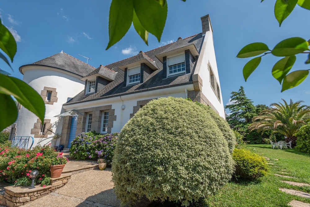 La Villa Des Fleurs D'Ajoncs — 4-Star Luxury Hotel in Concarneau, France