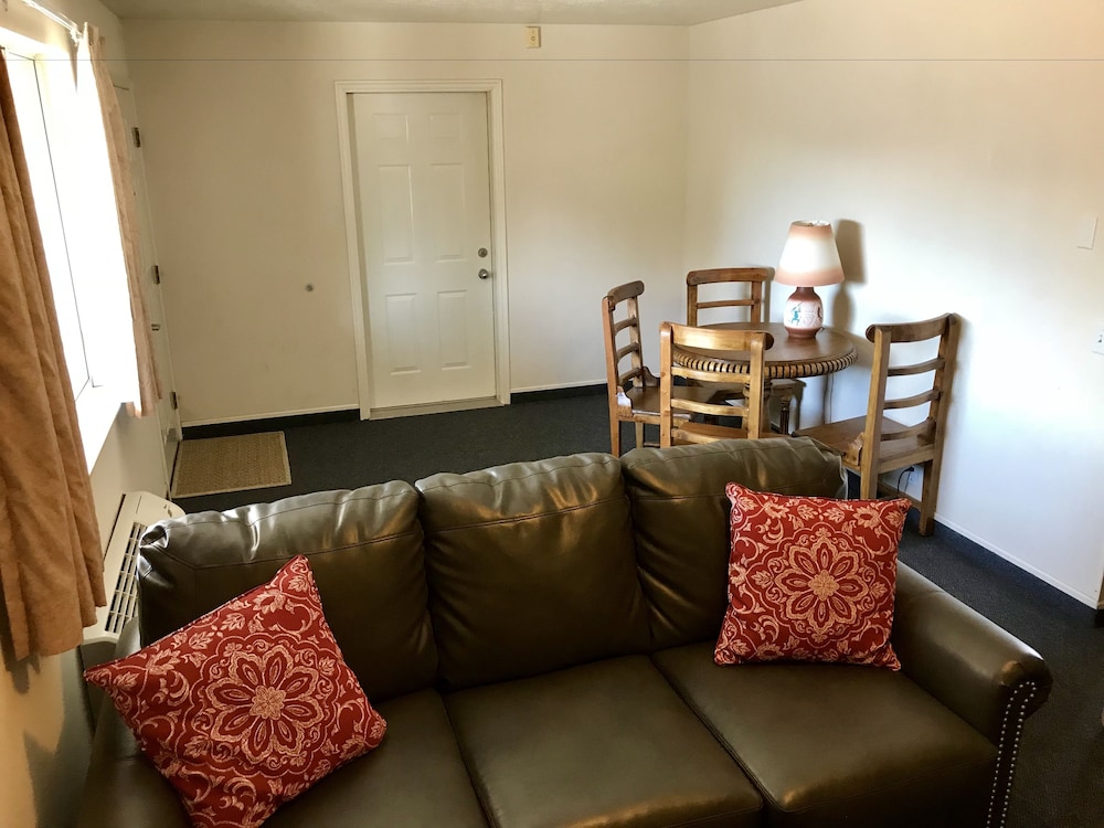 Four Corners Inn - photo 8