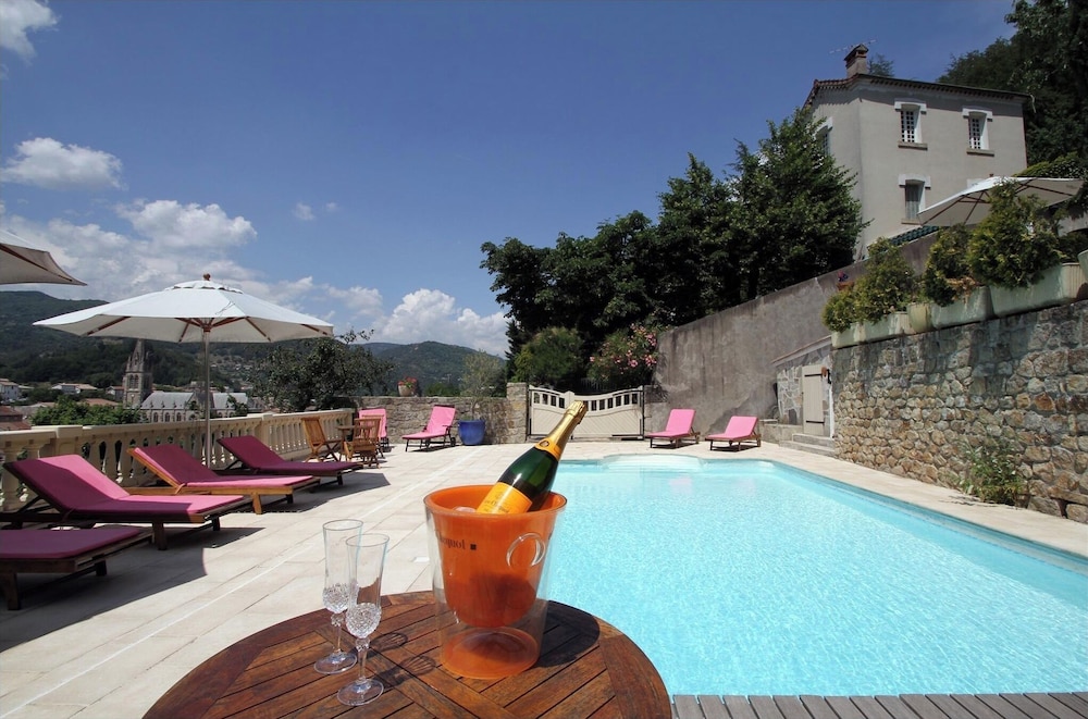 Villa Aimee Luxury Apartments With Heated Pool — 4-Star Luxury Hotel in Vals-Les-Bains, France