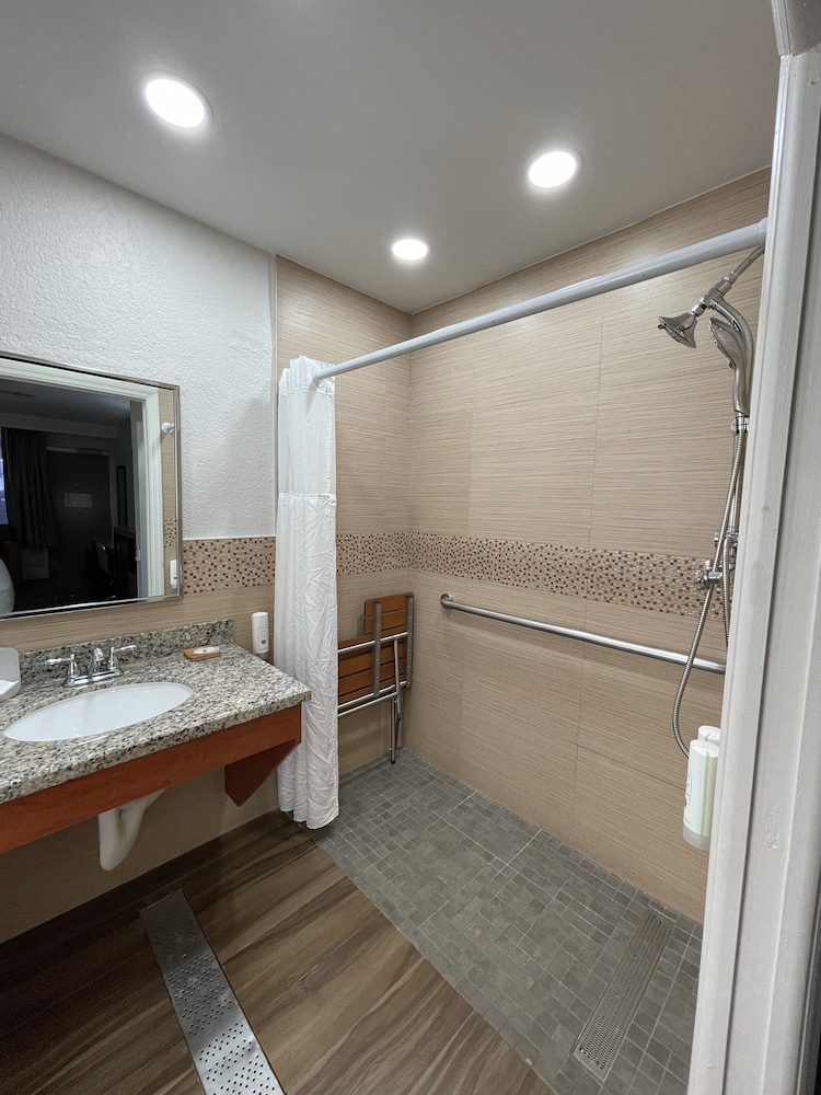 Quality Inn & Suites Airport Cruise Port Hollywood - photo 47