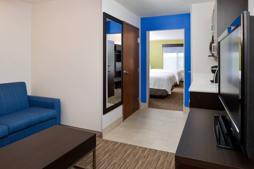 Holiday Inn Express & Suites Pueblo North by IHG - photo 11